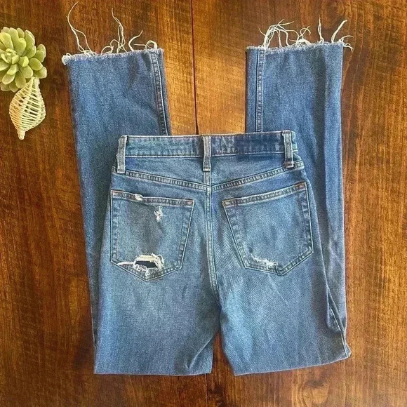 💙A&F | Zoe Natural Rise Ankle Straight Jeans with Light Distressing & Raw Hems - Picture 2 of 8